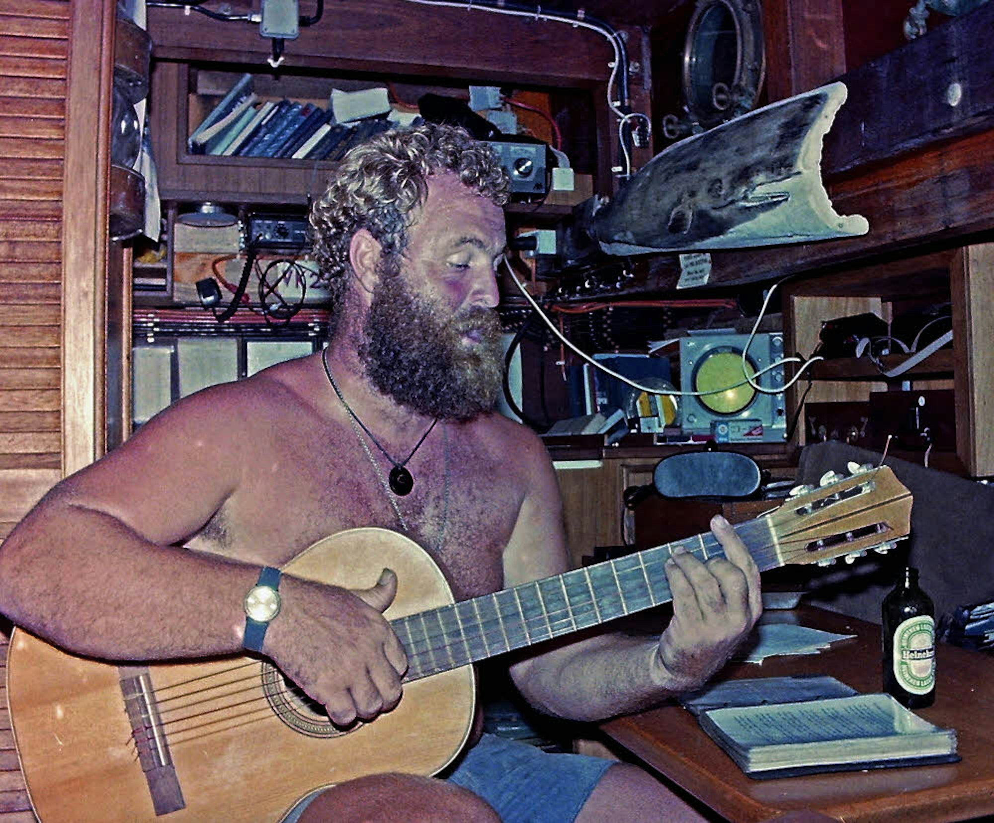 Eine Gitarre auf Reisen: Gert Jacoby war in Köln Bänkelsänger und blieb es auch an Bord.