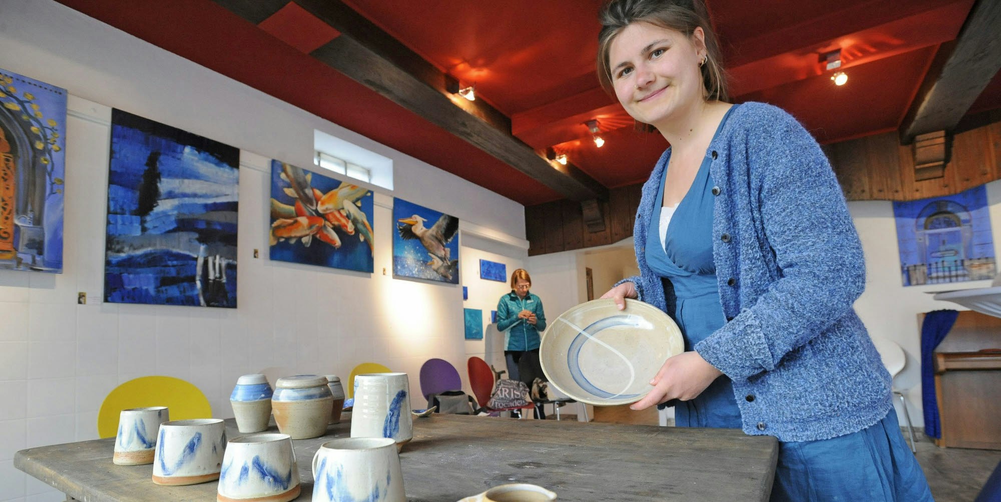 Isabella Bilstein mit ihren blauen Keramiken.
