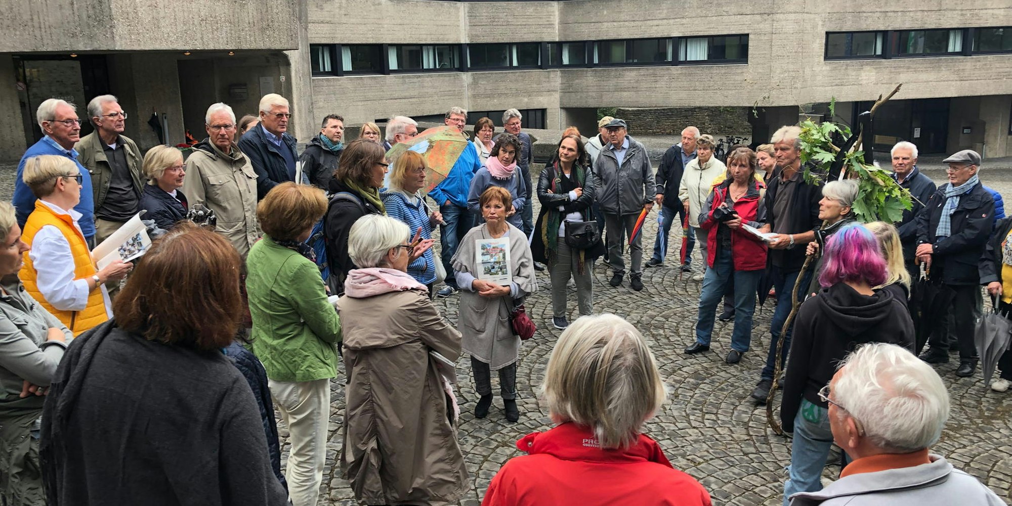 Im Innenhof des Bensberger Rathauses versammelten sich nicht nur die Aktivisten von „Friday For Future“ sondern auch Bürger, die sich um den Baumbestand in der Schloßstraße sorgen.