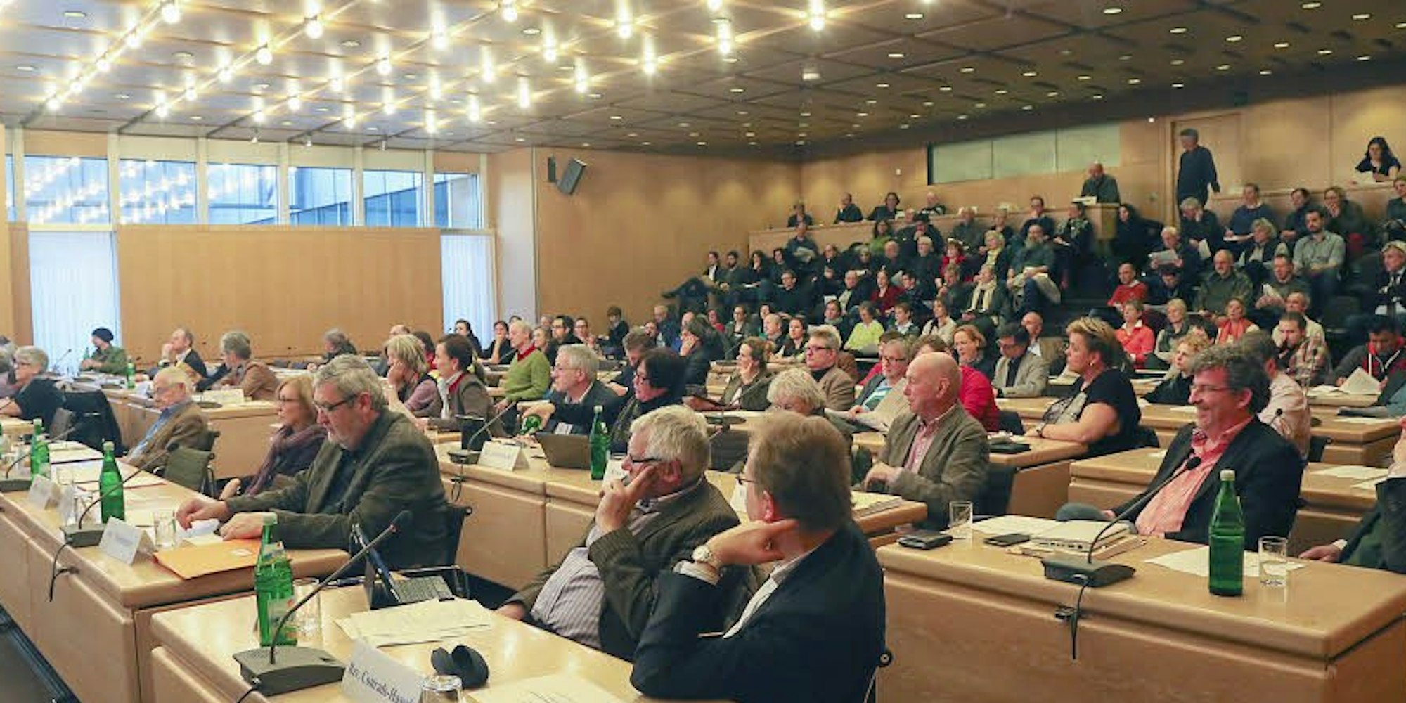 Dichtes Gedränge gab es bei der Ersten Kulturkonferenz des Kulturausschusses im Ratssaal sowie in der Stadthauskantine, wo vier Arbeitsforen tagten. (Fotos:Meike Böschemeyer/2/ Stadt Bonn/2)