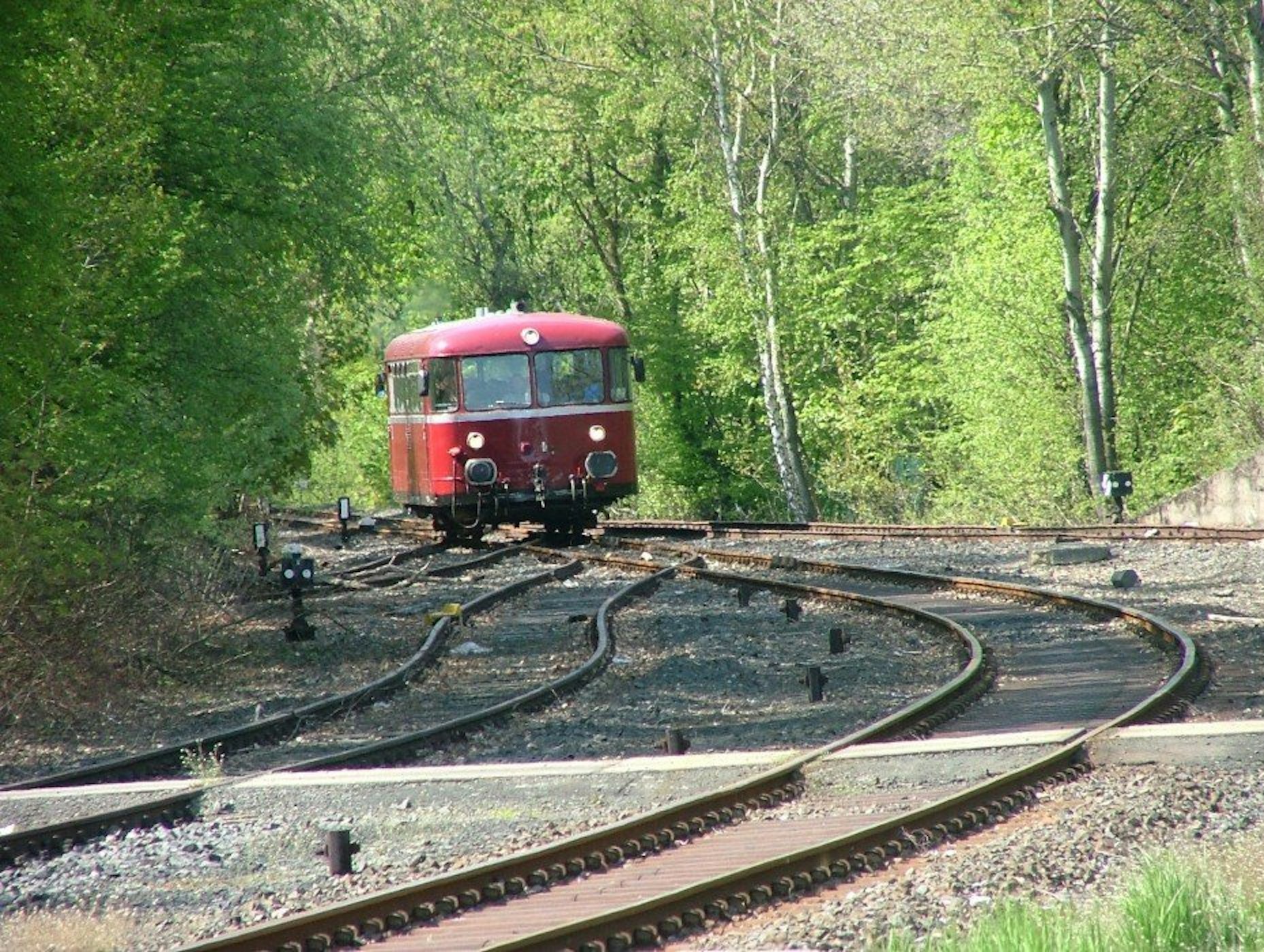 Ferkeltaxi wird der rote Schienenbus auch genannt, der von Linz nach Kalenborn fährt.