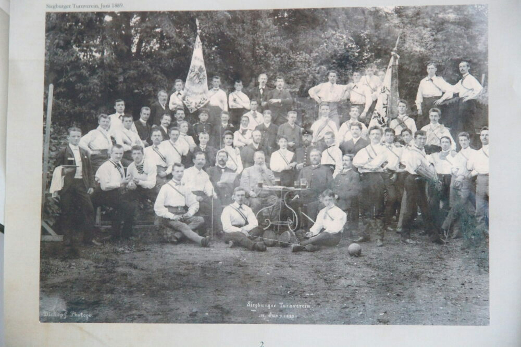 Das gesellige Leben spielte beim Siegburger Turnverein immer eine Rolle, so auch bei einem Ausflug mit den Vereinsflaggen.