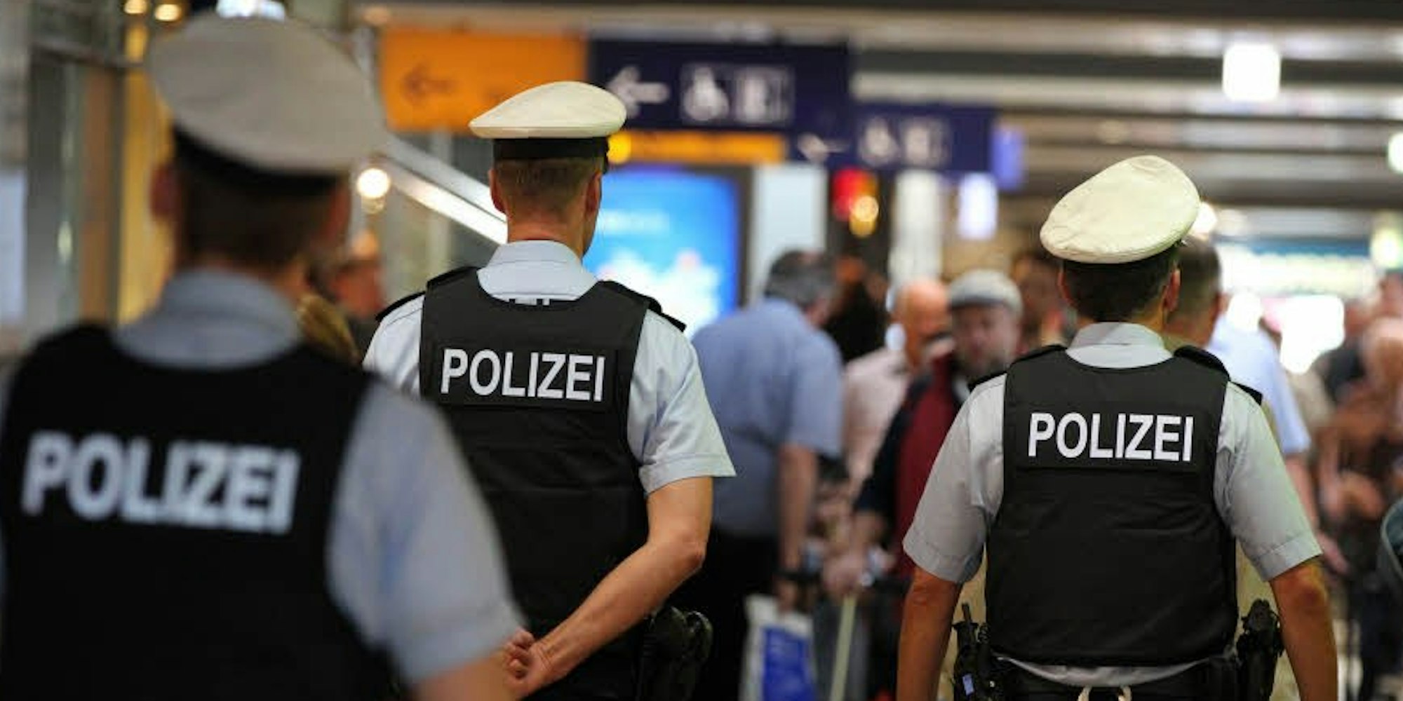 Mit gezielten Aktionen wie im September versucht die Polizei im Hauptbahnhof potenzielle Täter abzuschrecken.