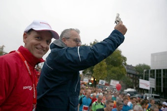 Marathon-Chef Markus Frisch unterstützt Rheinenergie-Vorstand Dr. Dieter Steinkamp beim Startschuss.