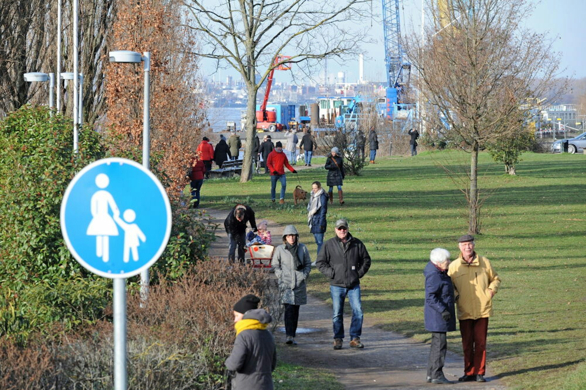 Spaziergänger am Rhein.