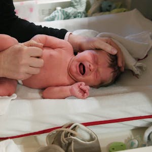 In Köln werden immer mehr Babys geboren. Doch in den Kliniken fehlen Hebammen.