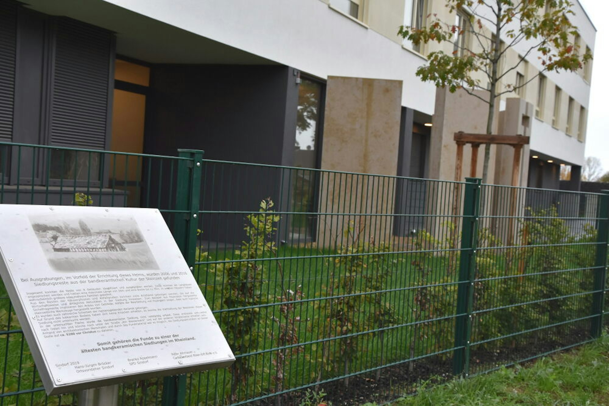 Am Seniorenheim St. Ulrich informiert eine Tafel über steinzeitliche Siedlungsreste, die beim Neubau des Heims gefunden wurden. Die offizielle Enthüllung ist für Donnerstag, 29. Oktober, geplant.