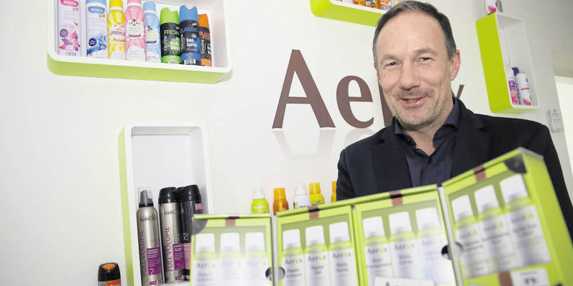 Ingo Freyaldenhoven, Geschäftsführender Gesellschafter von Aerox mit einigen seiner Produkte.