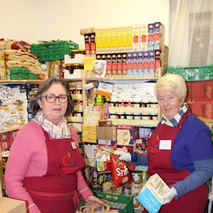 Elke Hock (l.) und Theresia Mohr sind von Anfang an bei der Lebensmittelausgabe dabei. 