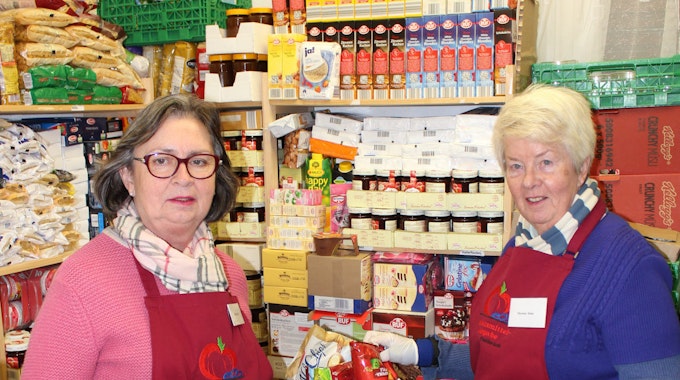 Elke Hock (l.) und Theresia Mohr sind von Anfang an bei der Lebensmittelausgabe dabei. 