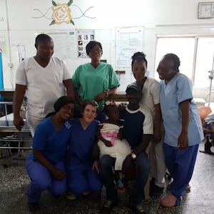 Gut aufgenommen fühlte sich die junge Troisdorferin, hier mit Kollegen und der kleinen Patientin Salimatu.