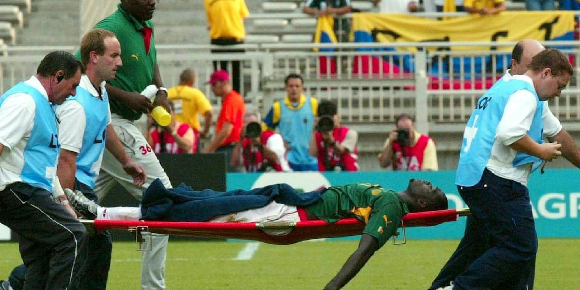 Rettungshelfer und Offizielle tragen Kameruns Nationalspieler Marc-Viven Foe aus dem Stadion, nachdem er auf dem Fußballfeld zusammengebrochen war. Wenig später starb er an Herzversagen.