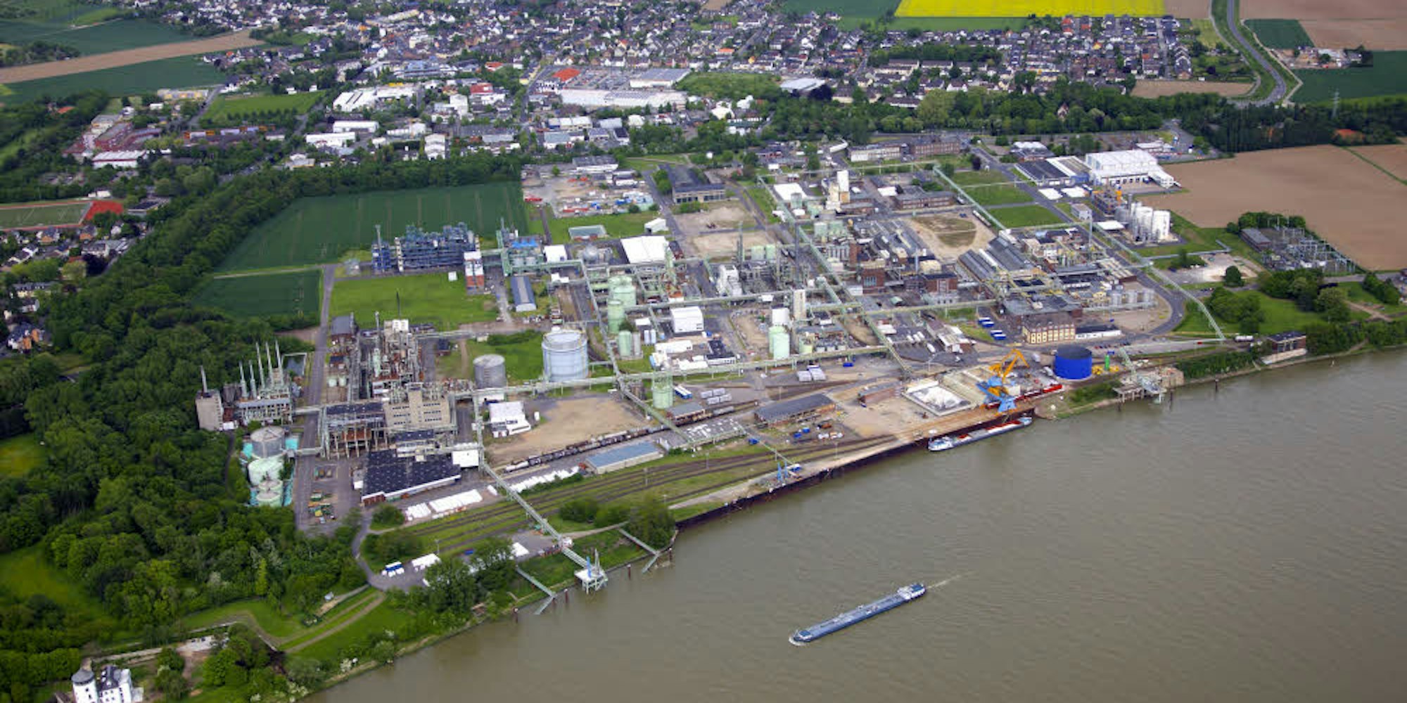 Das Evonik-Gelände aus der Luft: Unmittelbar am Rhein soll das neue Containerterminal entstehen, im nördlichen Teil des Areal (im Bild links) der erste Abschnitt des geplanten Logistikzentrums.