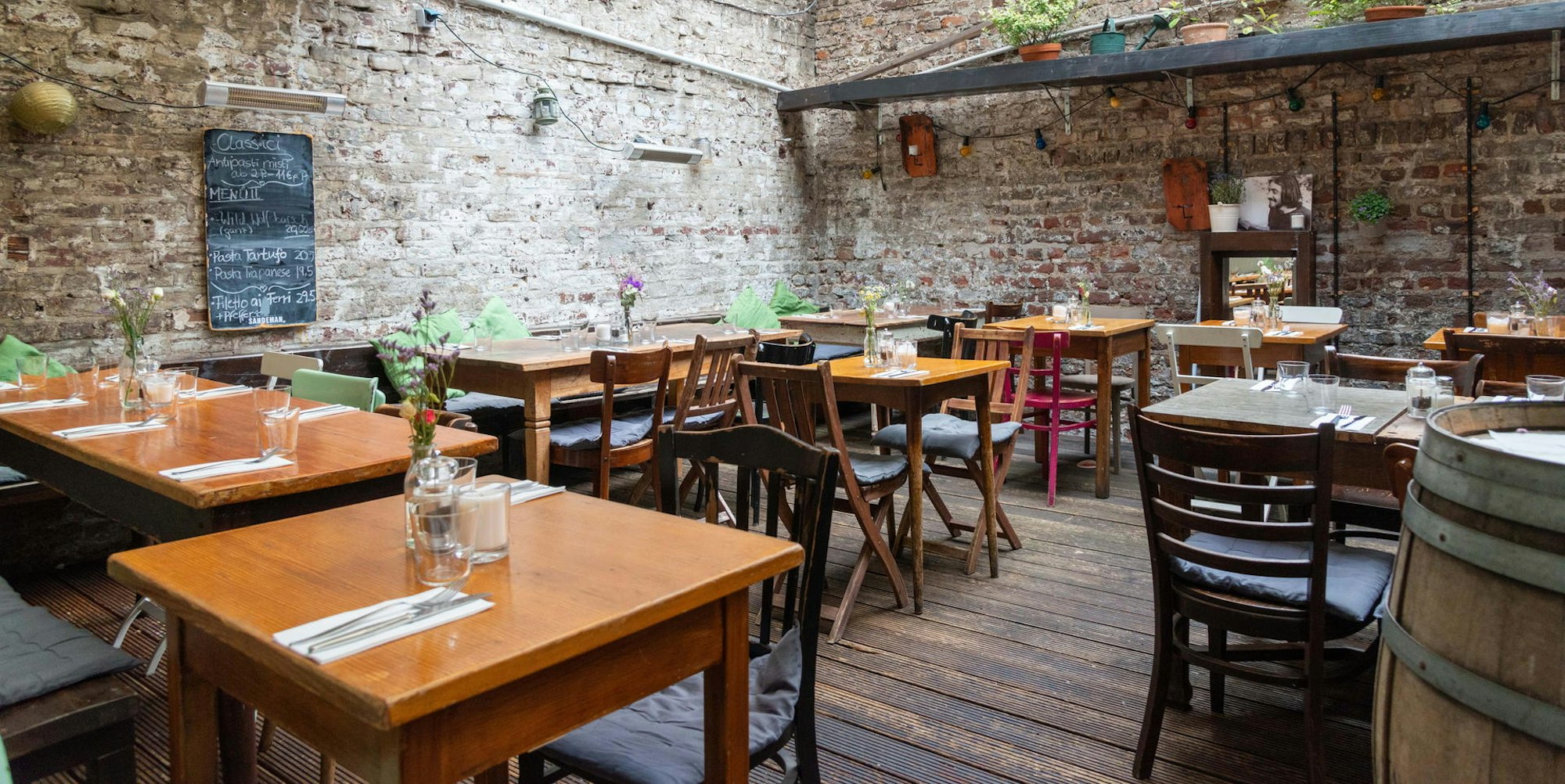 Unverputzte Mauern, bunte Möbel, gutes Essen – die Terrasse des „Il Bagutta“
