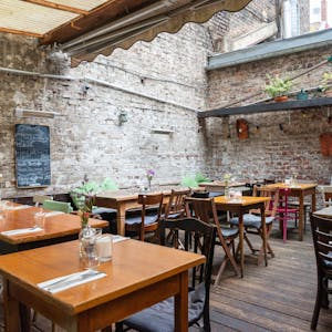 Unverputzte Mauern, bunte Möbel, gutes Essen – die Terrasse des „Il Bagutta“