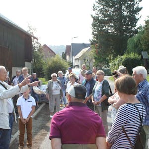 Joachim Gauchel, der drei Geschichten schrieb, spricht mit den Besuchern in Dreisel.