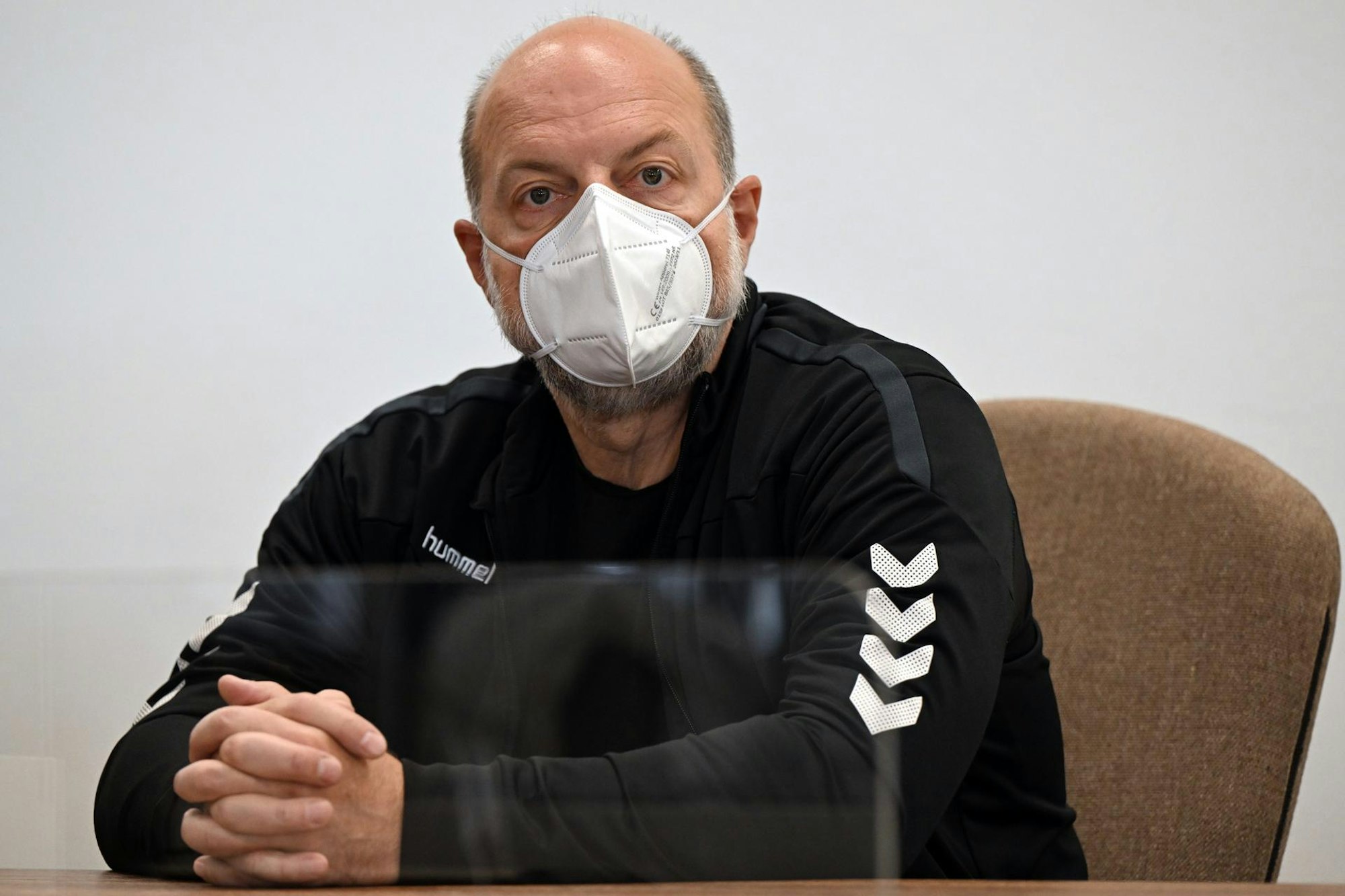 Thomas Drach sitzt mit FFP-Maske im Gerichtssaal.