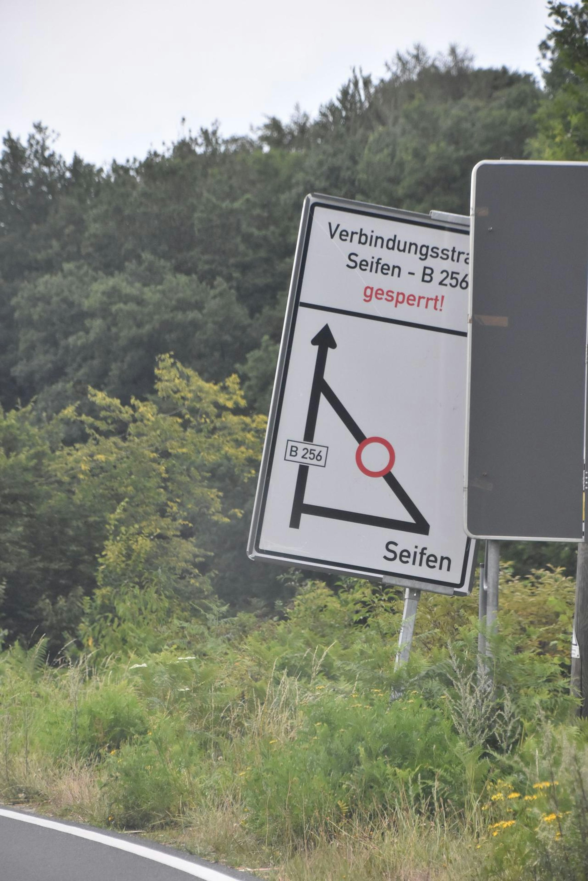 Auf beiden Schildern ist in Richtung Seifen eine Strecke ausgewiesen, die offenbar ebenfalls zumindest zeitweise gesperrt war.