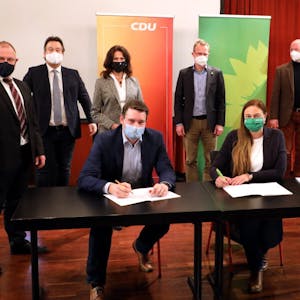 Gemeinsam mit ihren Kollegen aus Kreisvorständen und Kreistagsfraktionen haben Ursula Ehren (Grüne) und Uwe Pakendorf (CDU) den Koalitionsvertrag für die nächsten fünf Jahre unterzeichnet.