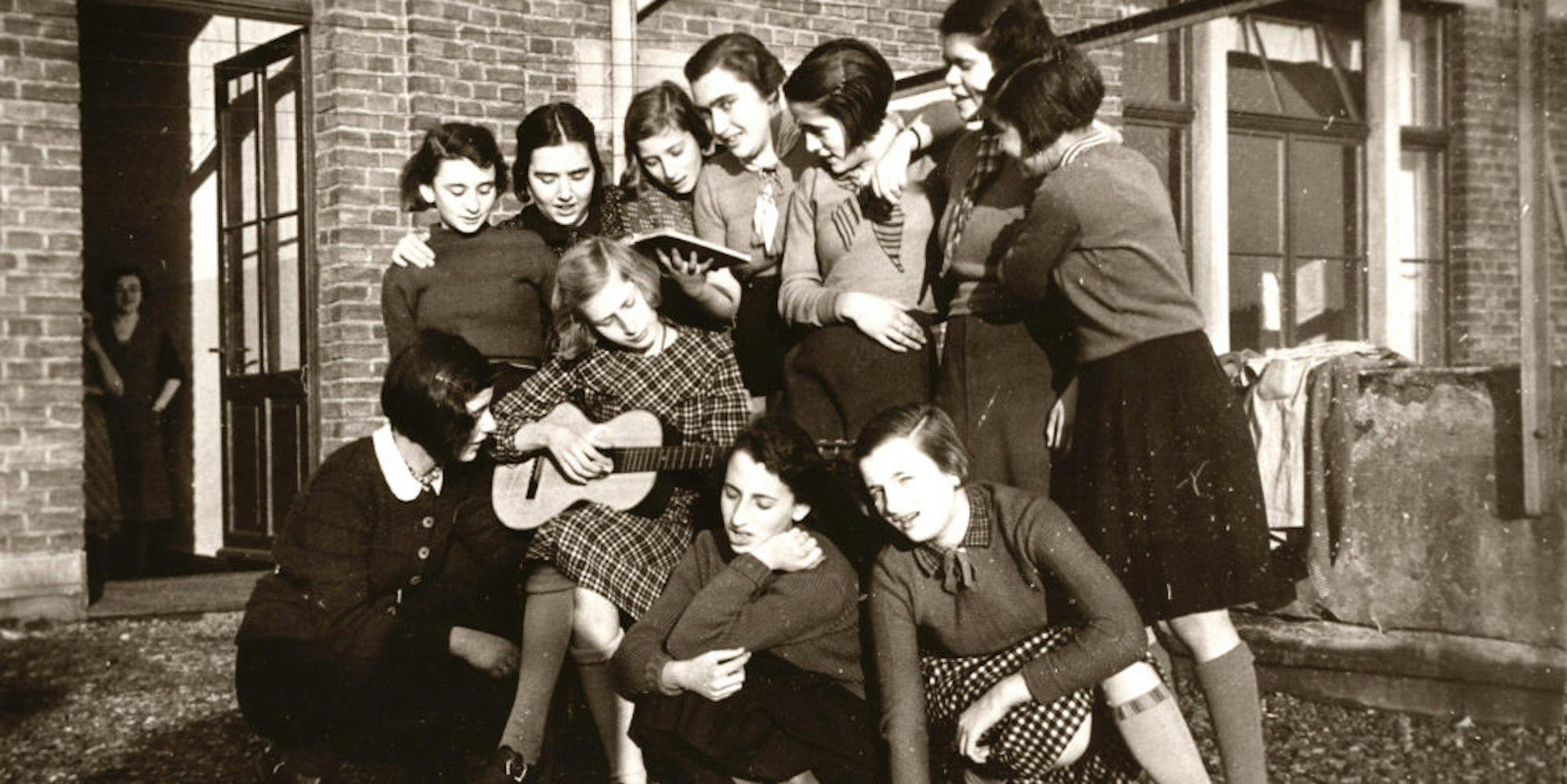 Musizierende Mädchen im Hof des Abraham-Frank-Hauses
