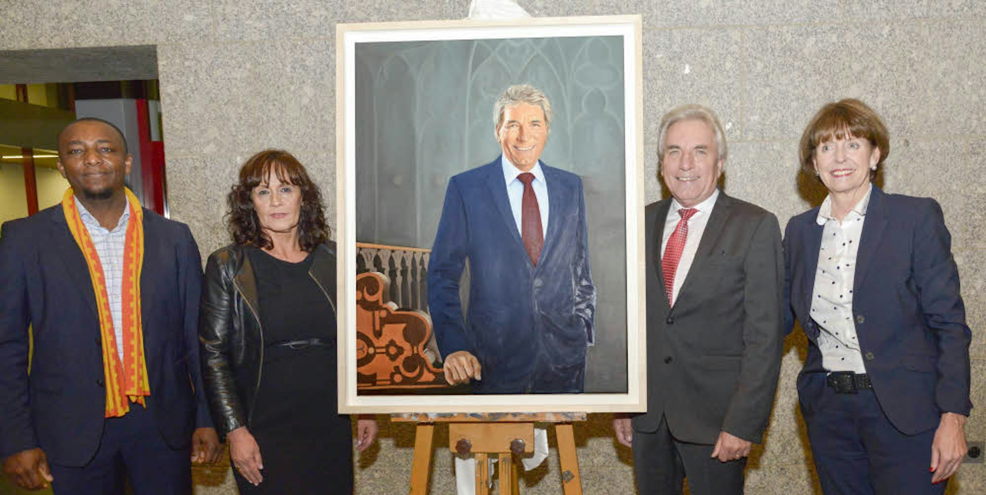 Unverkennbar Roters: Der ehemalige Oberbürgermeister ist erfreut über sein Porträt, das OB Henriette Rekers enthüllte. Künstler Peter Uka (links, daneben Roters Frau Angela) hat ihn gemalt, wie „ich ihn erlebe“.