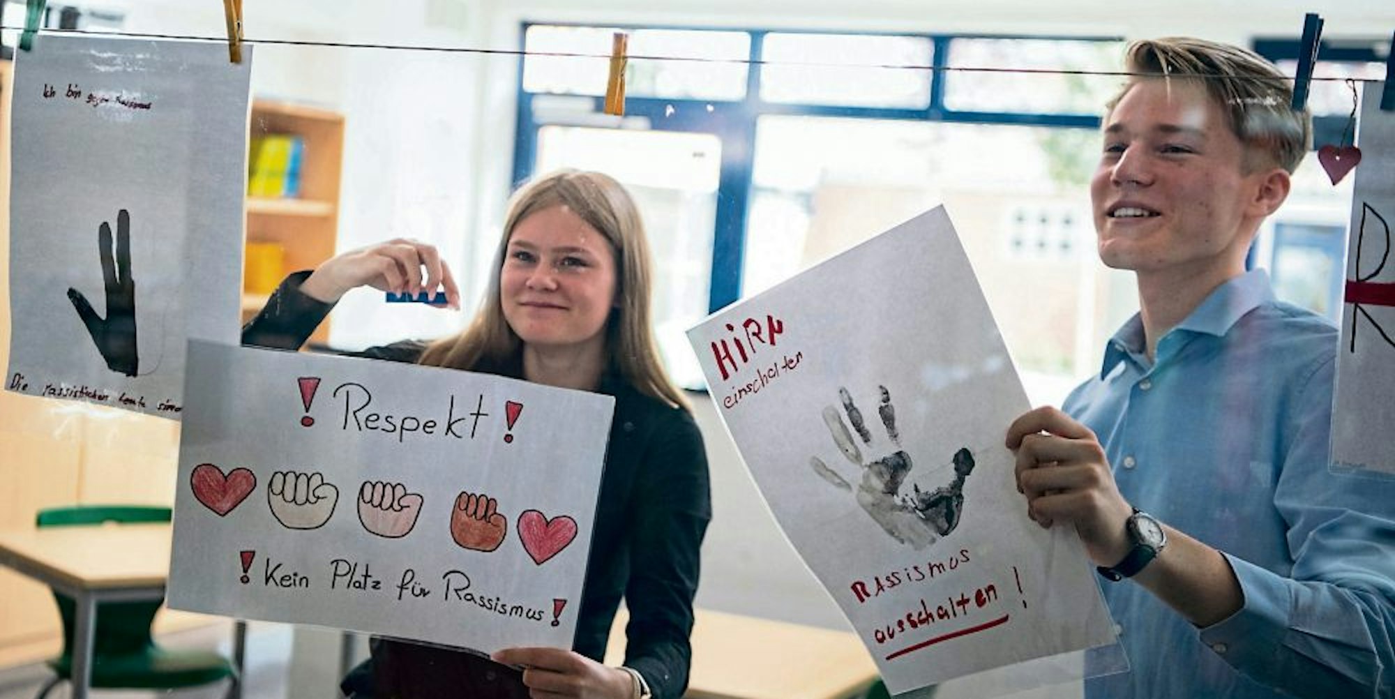 Klare Aussagen: Schülervertreter Milena Schaffrath und Roberto Gärtner hängen die Schilder ihrer Mitschüler auf.