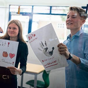 Klare Aussagen: Schülervertreter Milena Schaffrath und Roberto Gärtner hängen die Schilder ihrer Mitschüler auf.