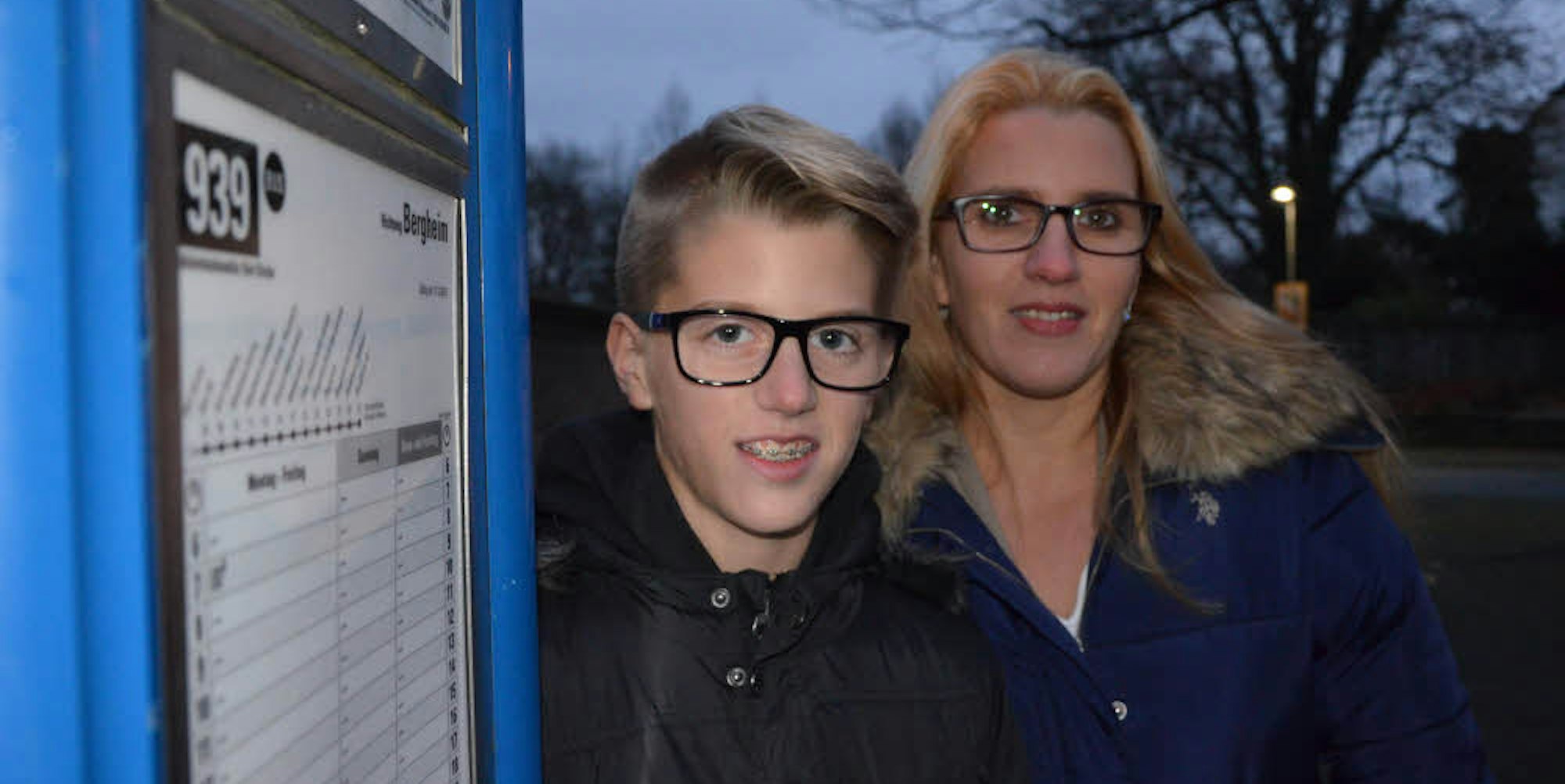 Unzumutbar finden Regina Mengwasser und ihr Sohn Max (12) den kommenden Wegfall der Buslinie 939 zwischen Buir und Bergheim, wo der Sohn das Gymnasium besucht.