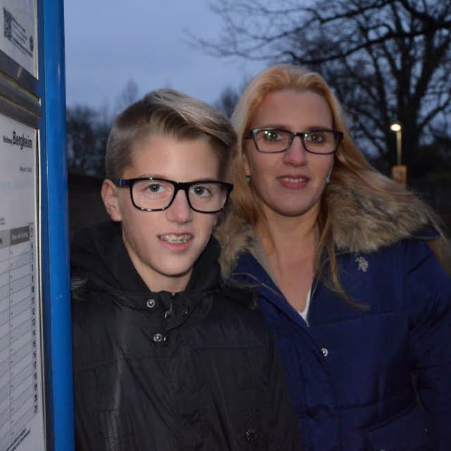 Unzumutbar finden Regina Mengwasser und ihr Sohn Max (12) den kommenden Wegfall der Buslinie 939 zwischen Buir und Bergheim, wo der Sohn das Gymnasium besucht.