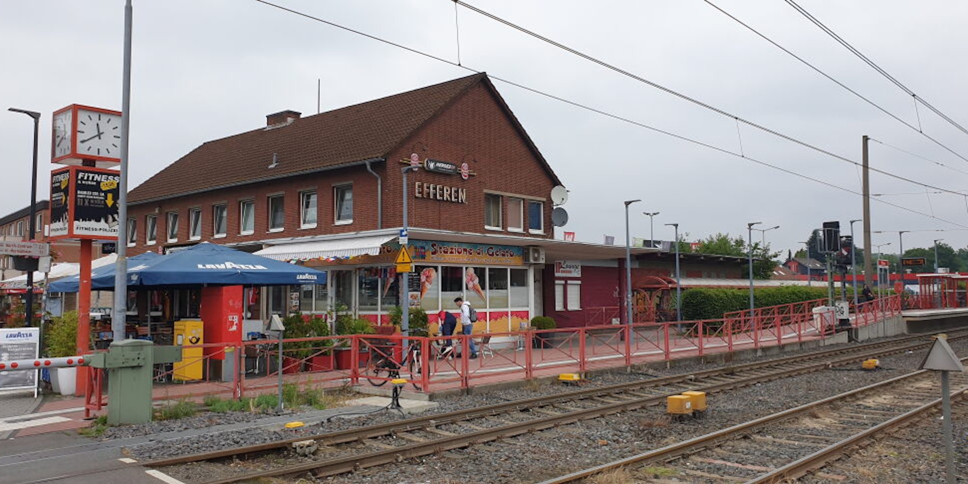 Das Bahnhofsgebäude in Efferen soll einem Neubau weichen. Geplant ist, dort auch einen Drogeriemarkt anzusiedeln.