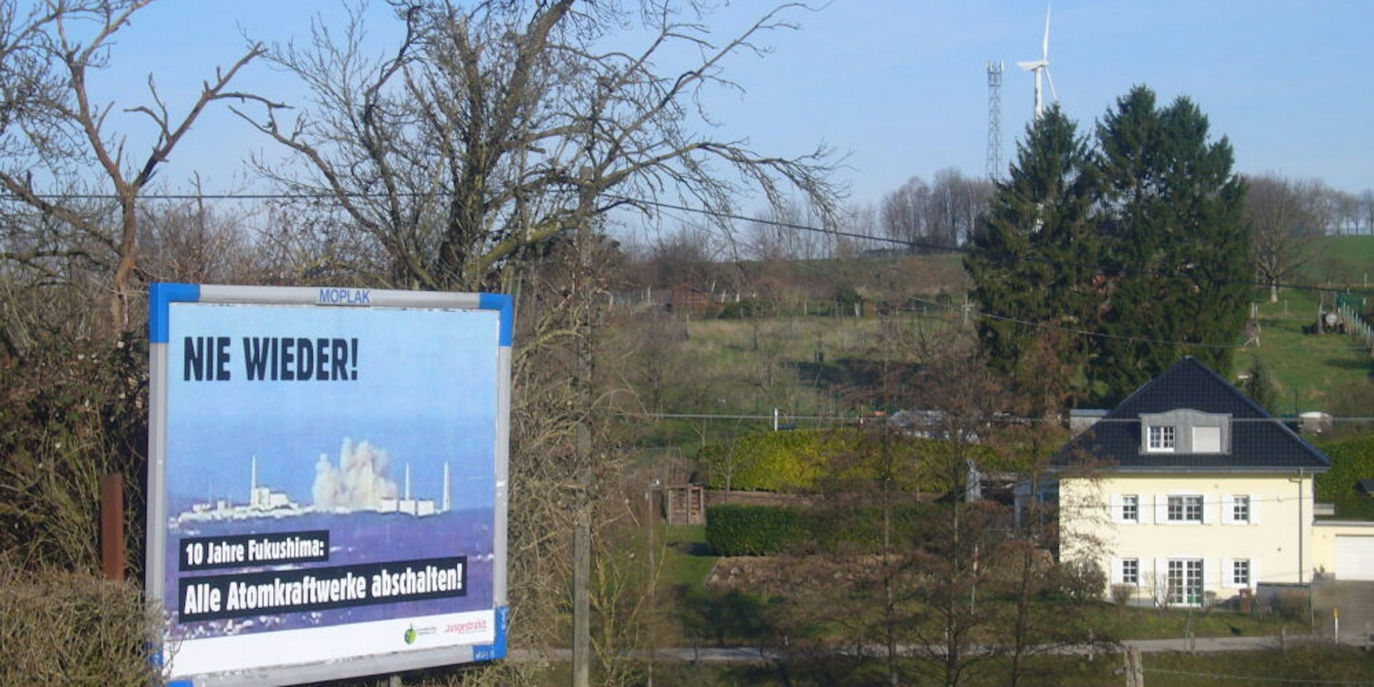 Das Plakat gegen Atomkraftwerke mit dem Witzheldener Windrad im Hintergrund.