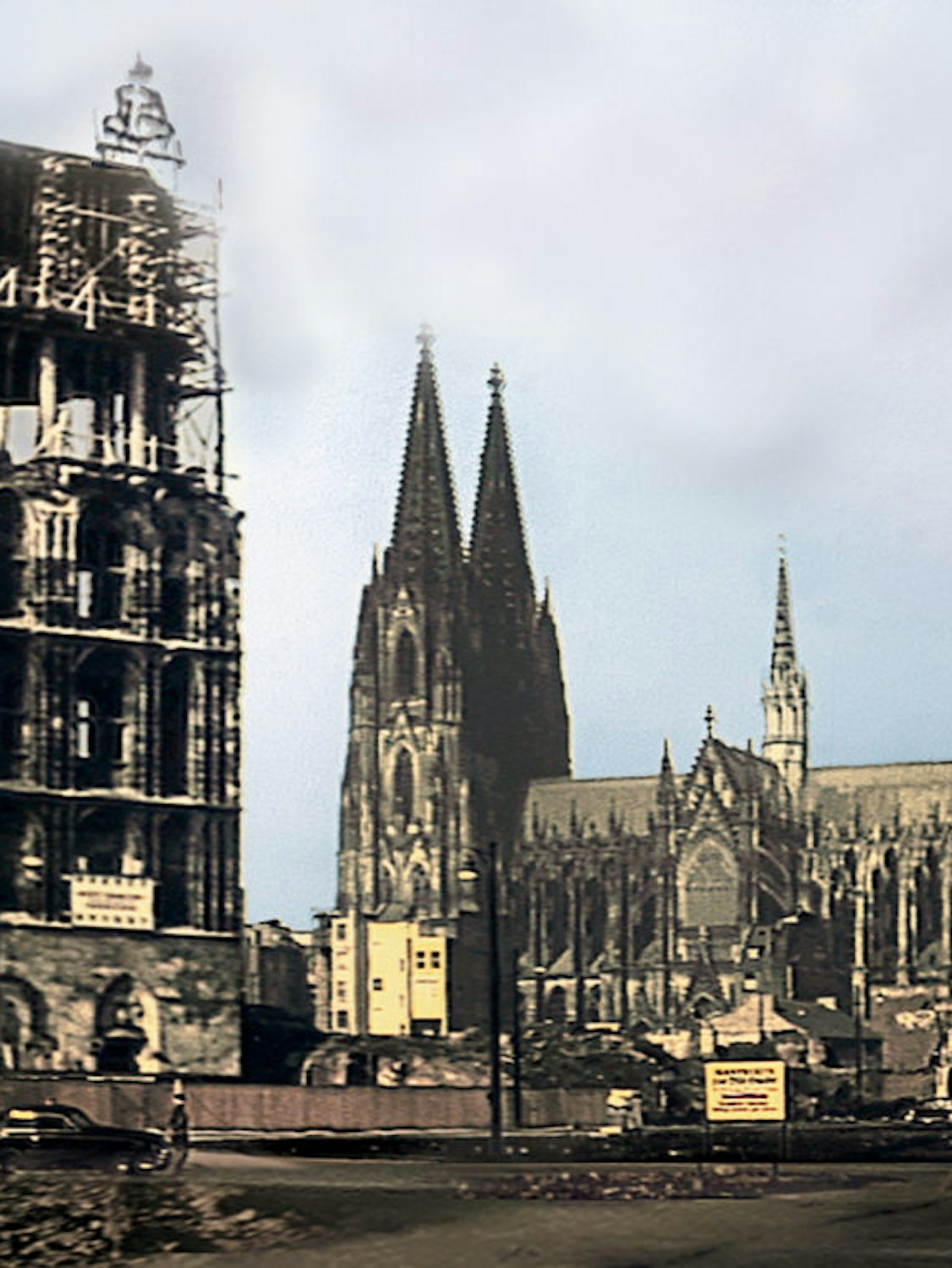 Am Kriegsende steht der Dom recht frei, das Historische Rathaus (links) ist stark beschädigt.