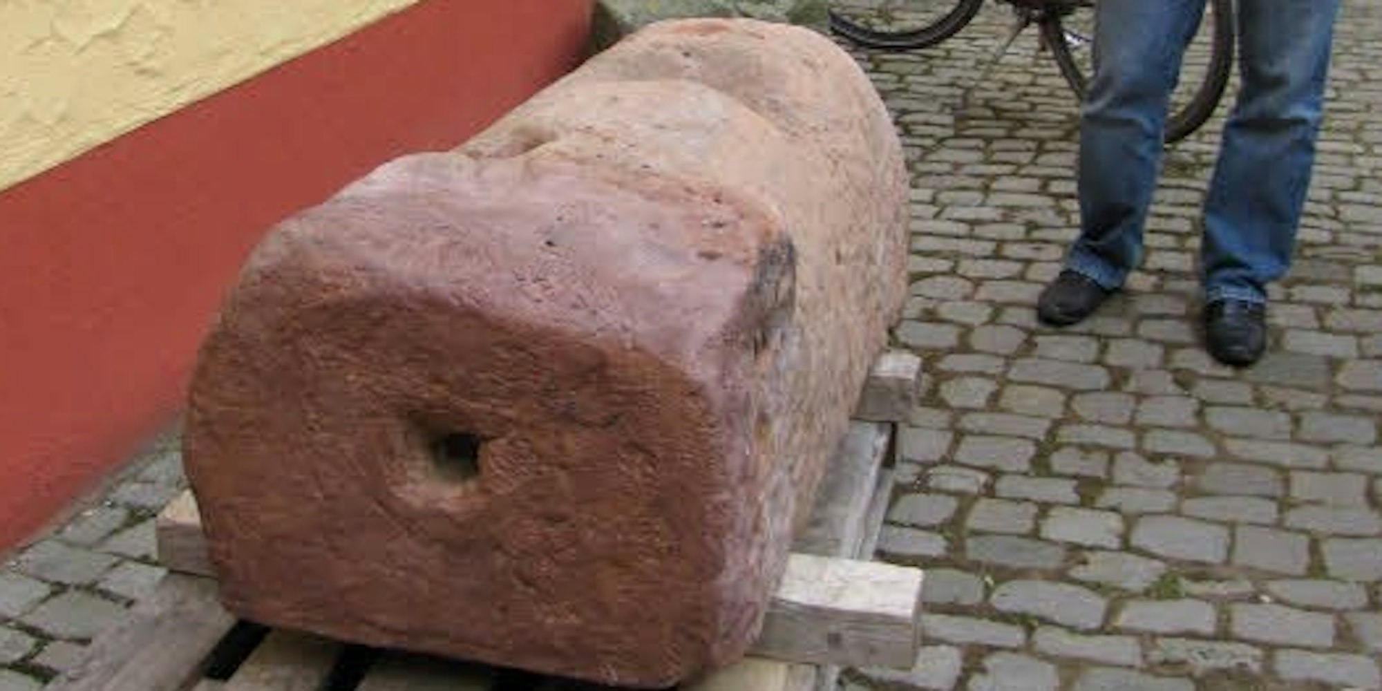Zülpichs Kulturreferent Hans-Gerd Dick präsentierte den kürzlich entdeckten römischen Meilenstein.