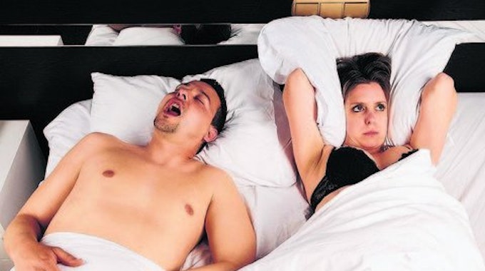 Das gewöhnliche Schnarchen bringt die Partnerin um den Schlaf, für den Schnarcher ist es ungefährlich.