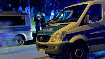 Mannschaftswagen der Kölner Polizei und Beamte stehen am Aachener Weiher.