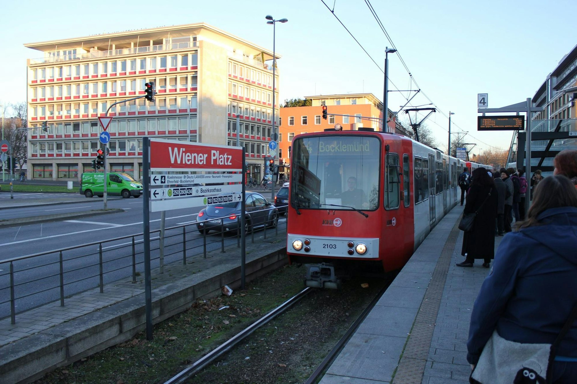 Wiener_Platz_KVB_Linie_4_10_12_2015