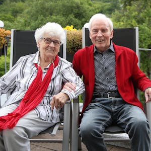 Hand in Hand gehen Irmtraud und Werner Diedrich seit 60 Jahren durchs Leben.