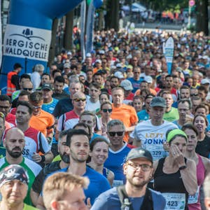 Eine Sache für viele: Zu Halbmarathon und Zehn-Kilometer-Lauf gingen rund 4500 Menschen auf die Strecke.