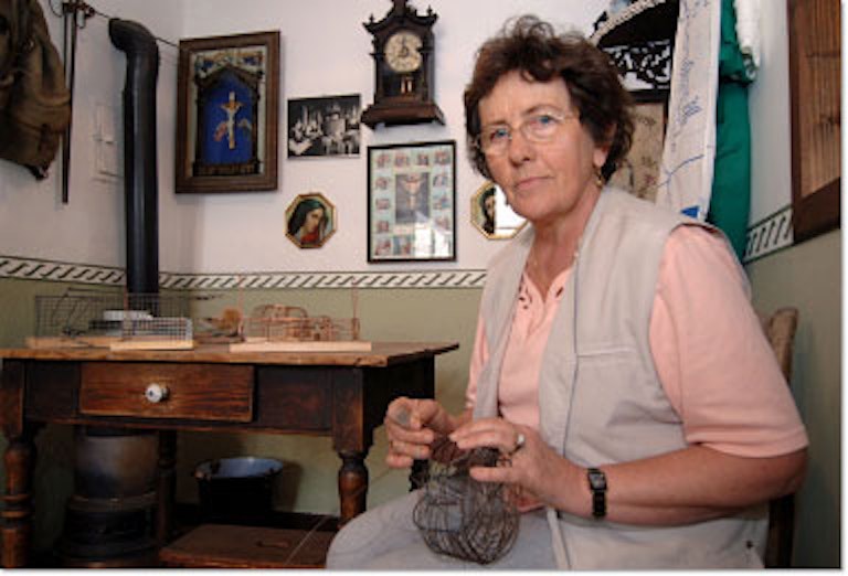 Marianne Horn bindet im Mausefallenmuseum Neroth bei Daun eine Lochfalle.