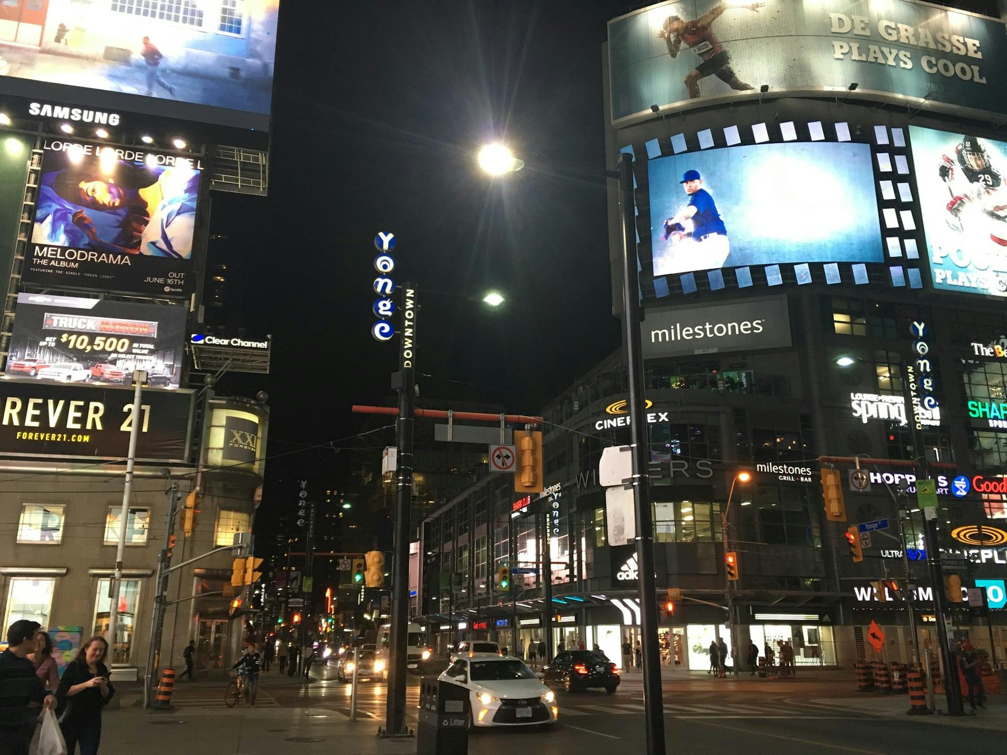 Toronto Kleiner Timesquare an der Yonge Street der längsten Straße der Welt