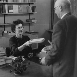 Persönlicher Service im Jahr 1963: Mitarbeiterin Frau Kemmersies im Bibliotheksgebäude an der Grimmelsgasse.