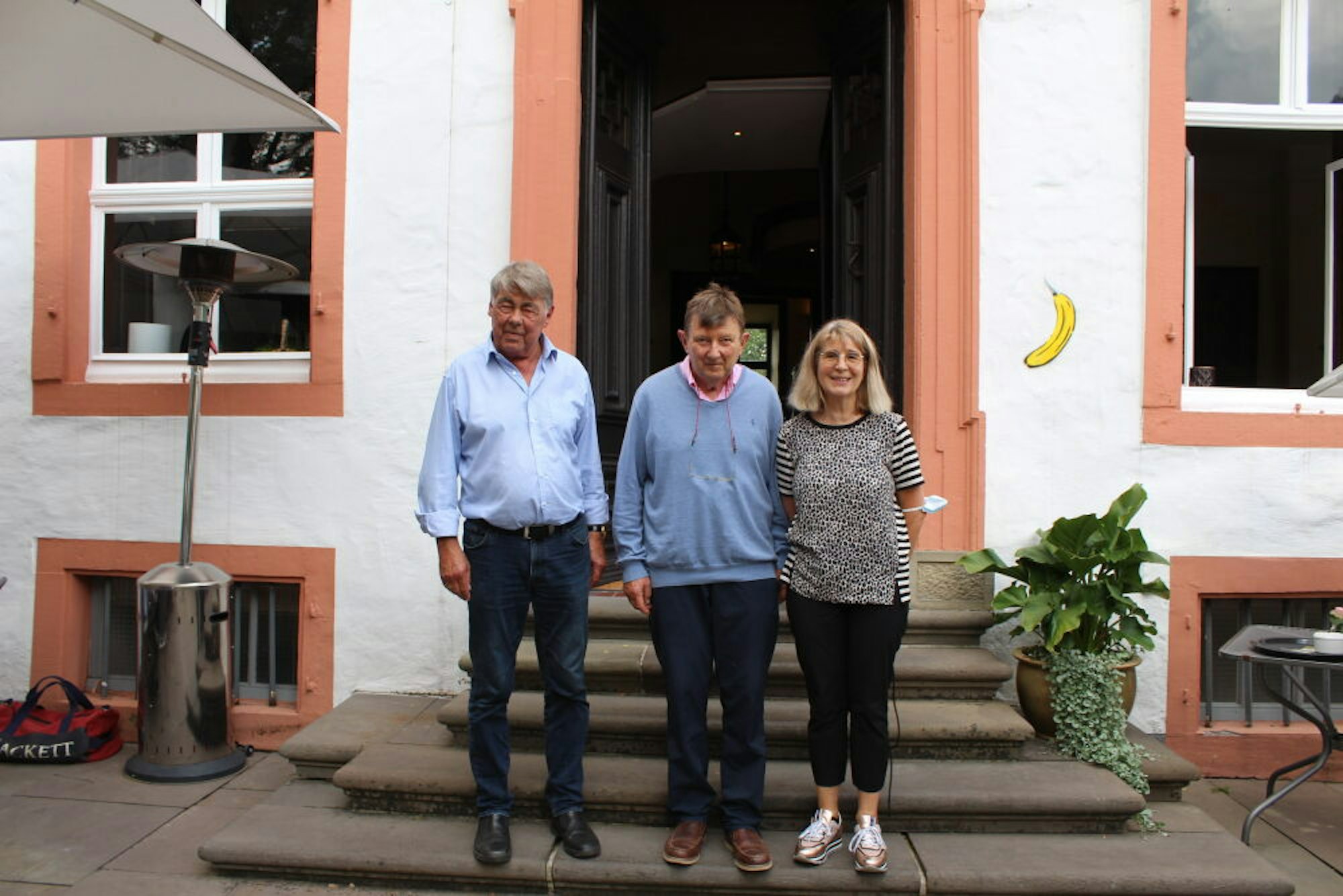 Familienerbe: Dietrich von Landsberg (l.) mit den Schlossbesitzern Georg und Silvia von Landsberg vor dem Schloss.