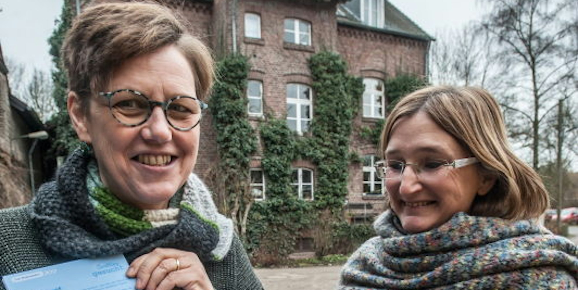 Ute Pfeiffer-Frohnert (links) und Ute Rommeswinkel mit dem Mitmachbuch des Naturguts.