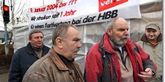 Verdi-Sekretär Horst Lohmann (2.v.r.) kam nach den Verhandlungen zum Wupsi-Betriebshof an der Borsigstraße, um die streikenden Busfahrer zu informieren.