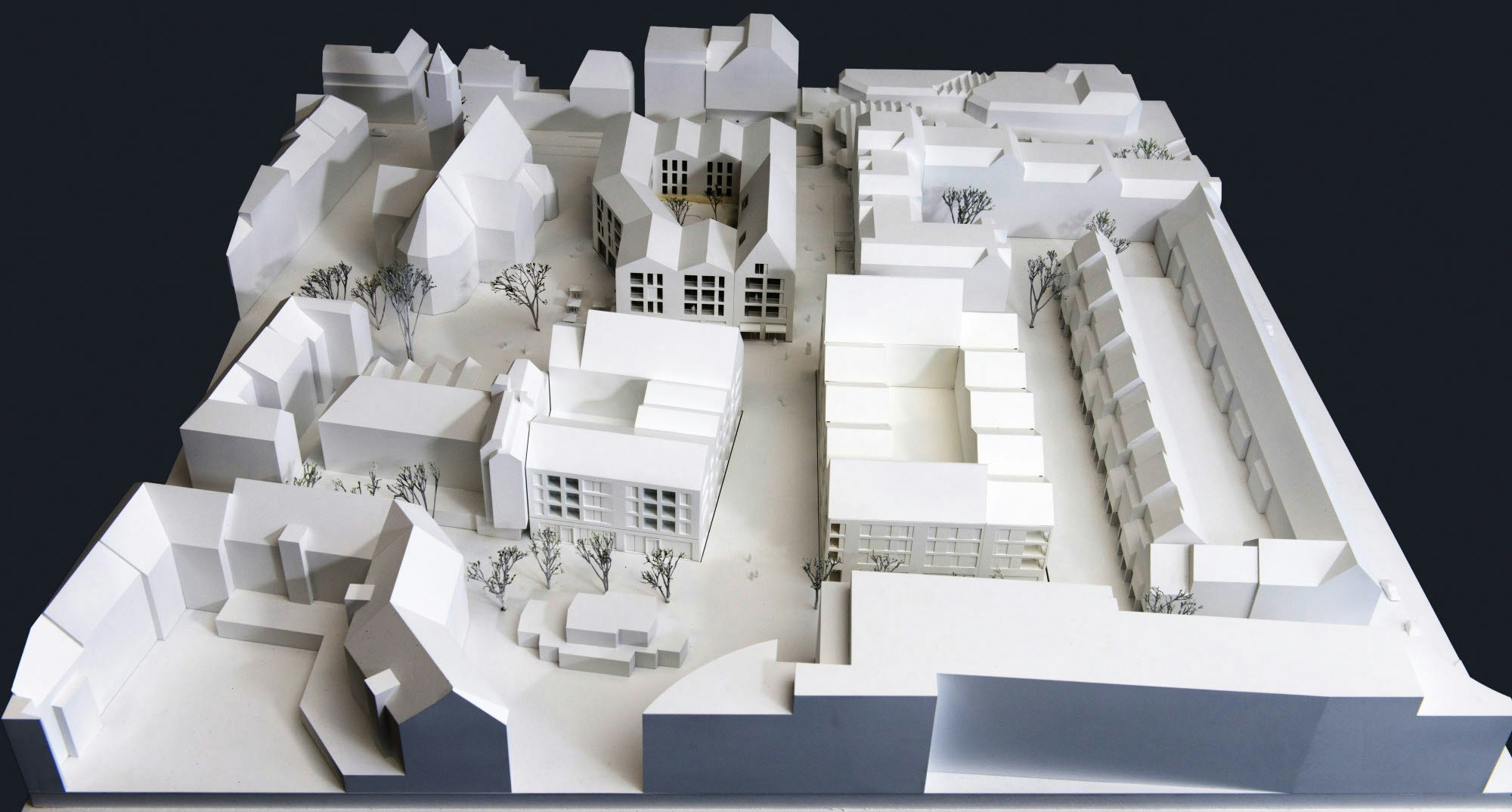 Das Modell zeigt die freigestellte Kirche, Haus 1 zur Hauptstraße hin sowie die Häuser 2 im Norden und 3 im Süden.