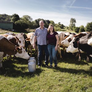 150 Kühe liefern die Milch auf dem Hof von Patrick und Nadine Klein. Sie beliefern Privatkunden ebenso wie Supermärkte.