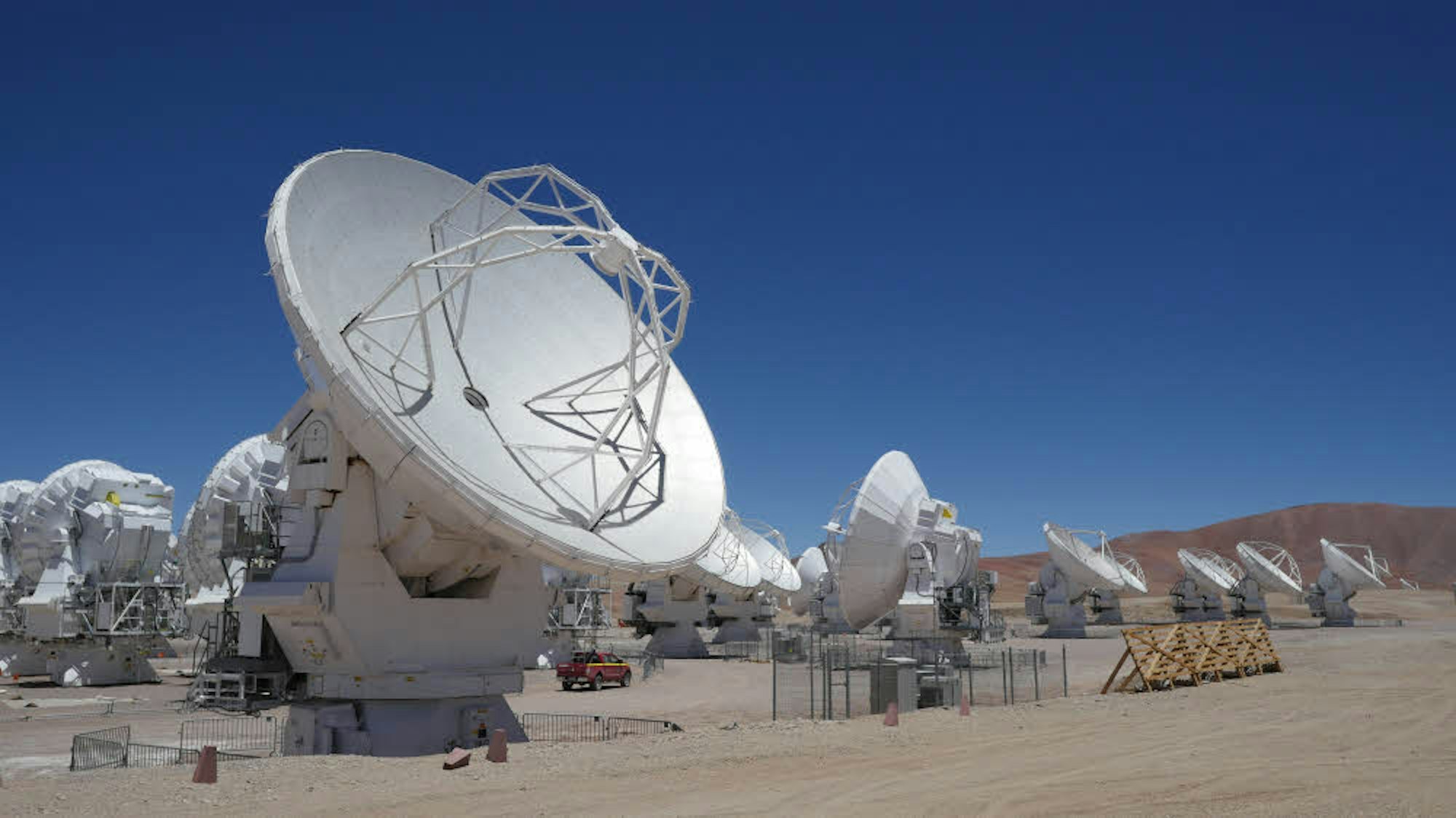 Die ALMA-Teleskop-Anlage in der Atacama-Wüste, hier kommt auch das CCAT-Prime-Teleskop hin, an dem die Kölner Uni arbeitet.