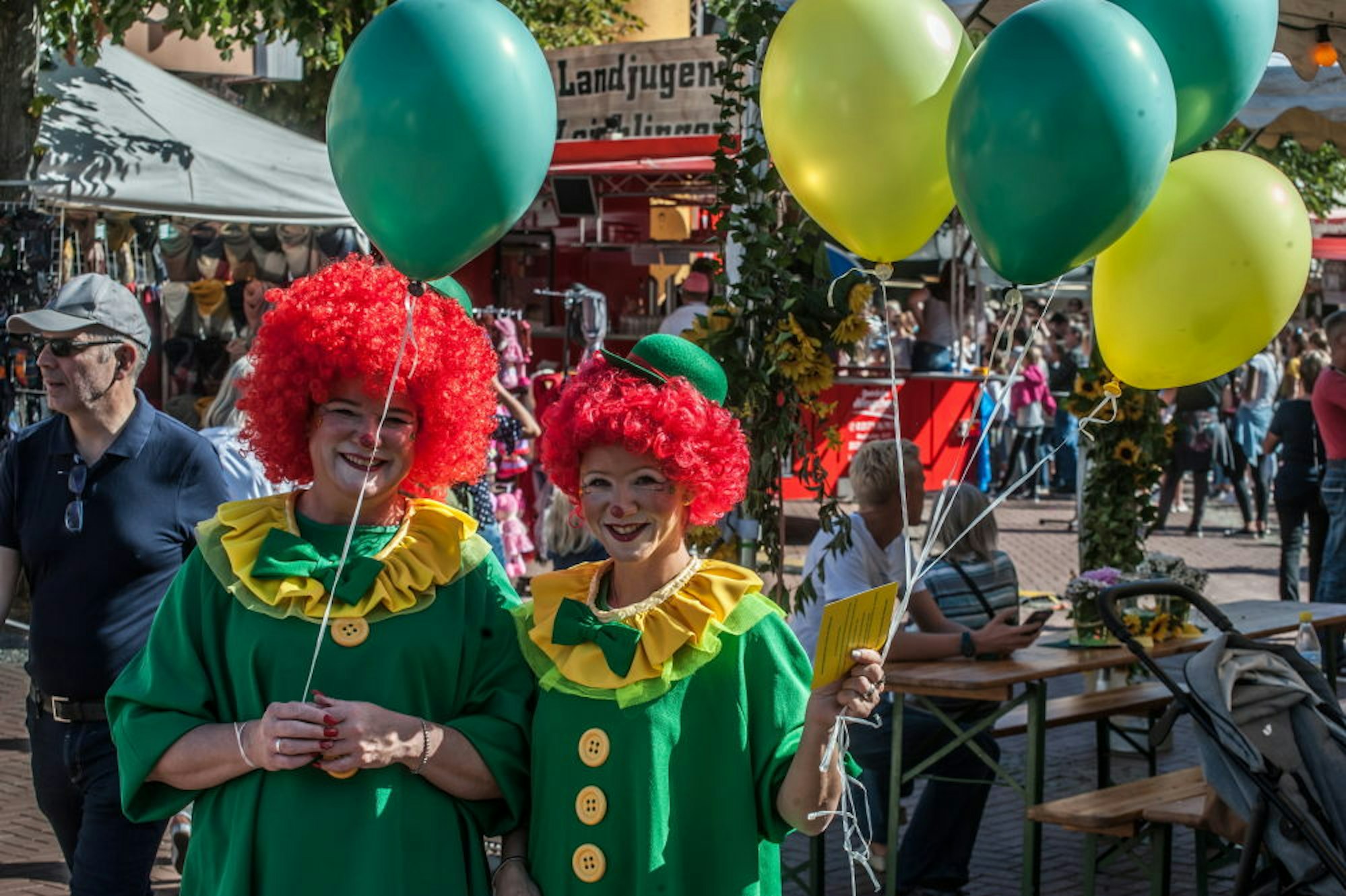 Im Rheinland geht es beim Feiern immer ein bisschen jeck zu, und da kommen die Karnevalisten ans Tageslicht.