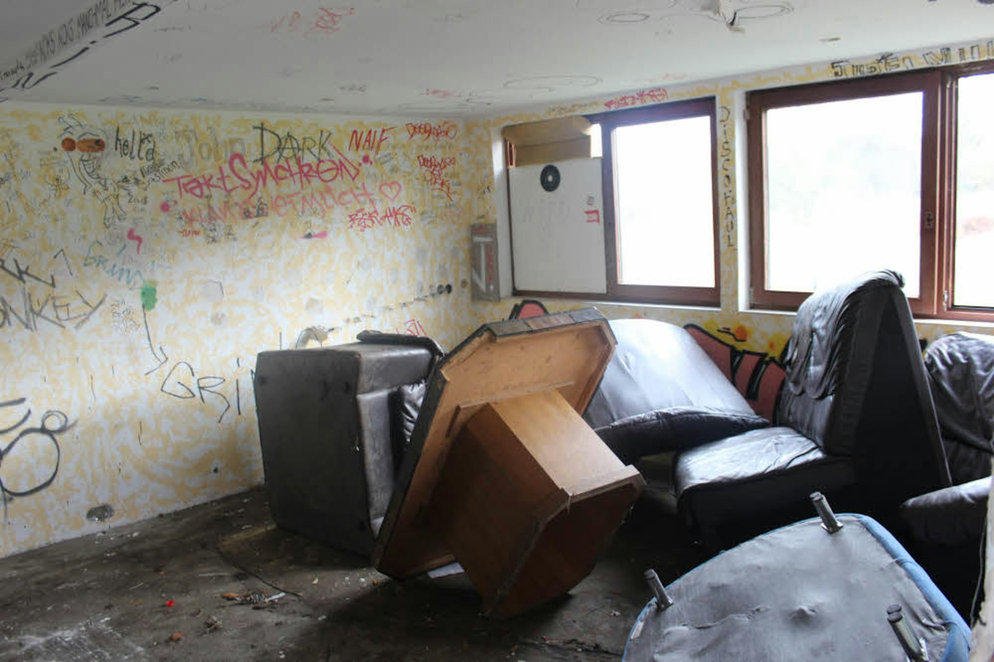 Auch schrottreife Möbel türmten sich in einem der Gebäude
