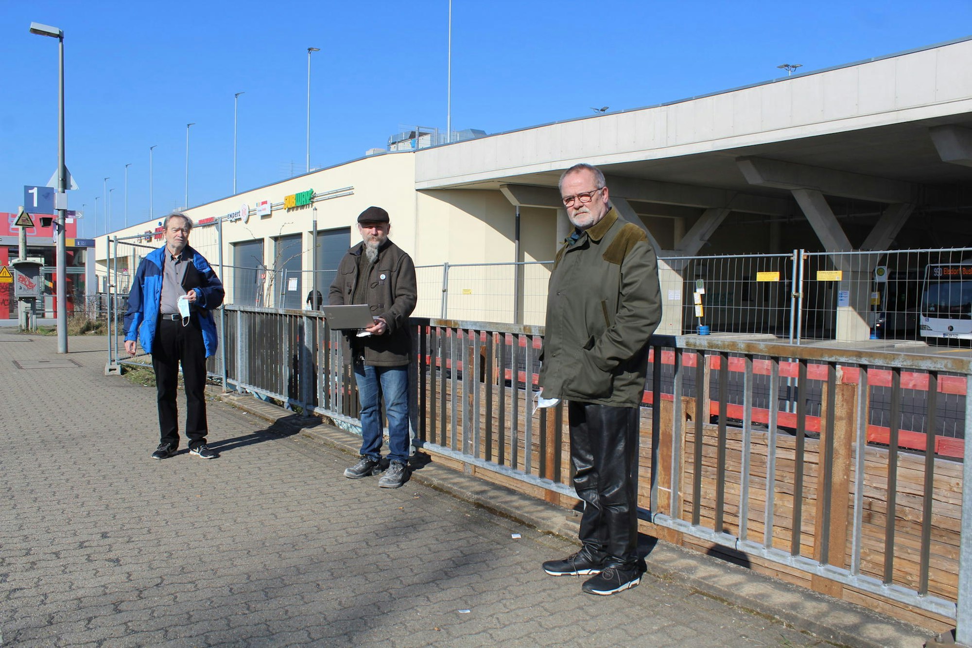 Wolfram Franke (v.l.), Peter Hirseler und Thomas Roos kritisieren die Planungen der Verwaltung für den Bergheimer Bahnhof.